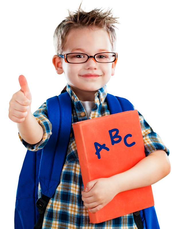 Mosolygó kisfiú hátizsákkal és ABC feliratú füzettel a kezében, aki büszkén mutatja a hüvelykujját – játékos írás előkészítő programhoz