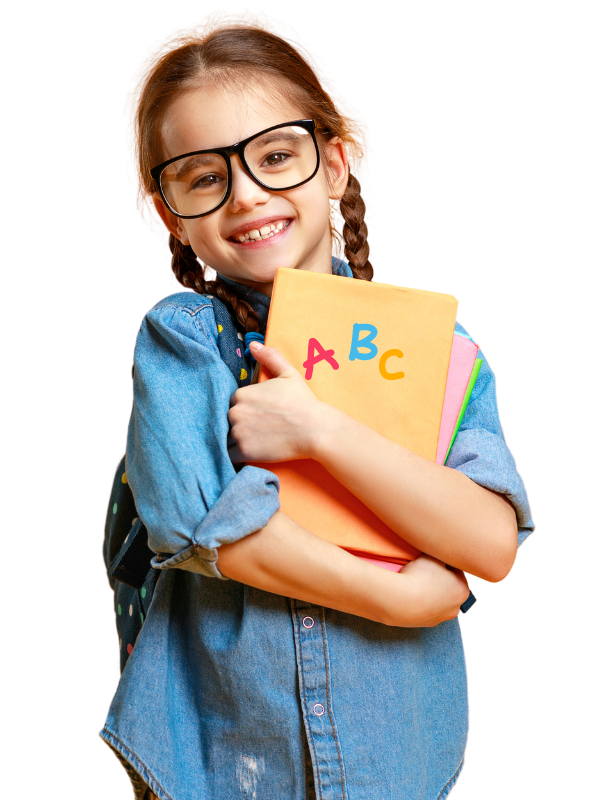 Mosolygó kislány szemüvegben, hátizsákkal és ABC feliratú füzetekkel – írástanulást segítő játékos programhoz